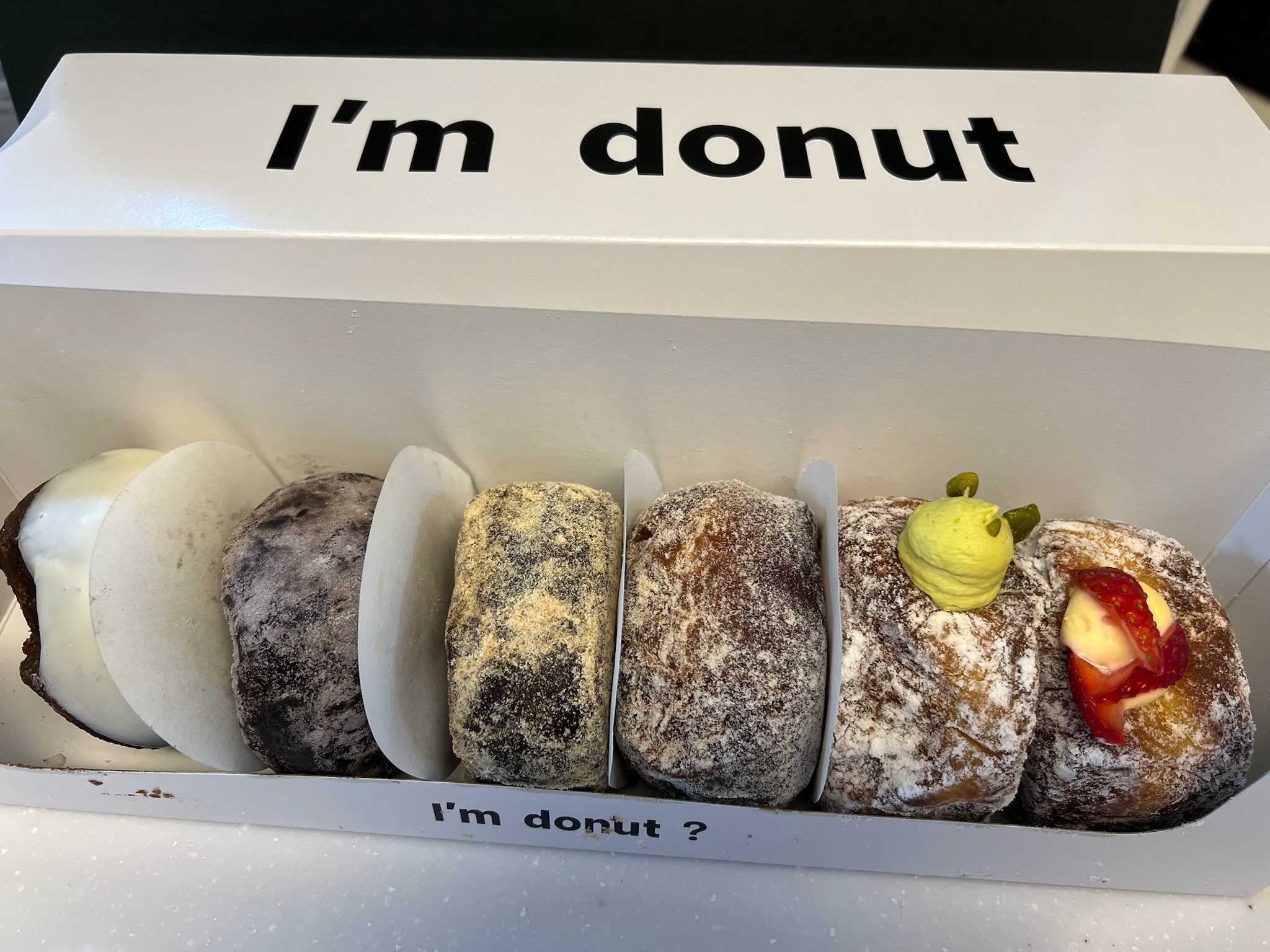 I'm donut ? 持ち帰り用の箱に並んだドーナツ6種類