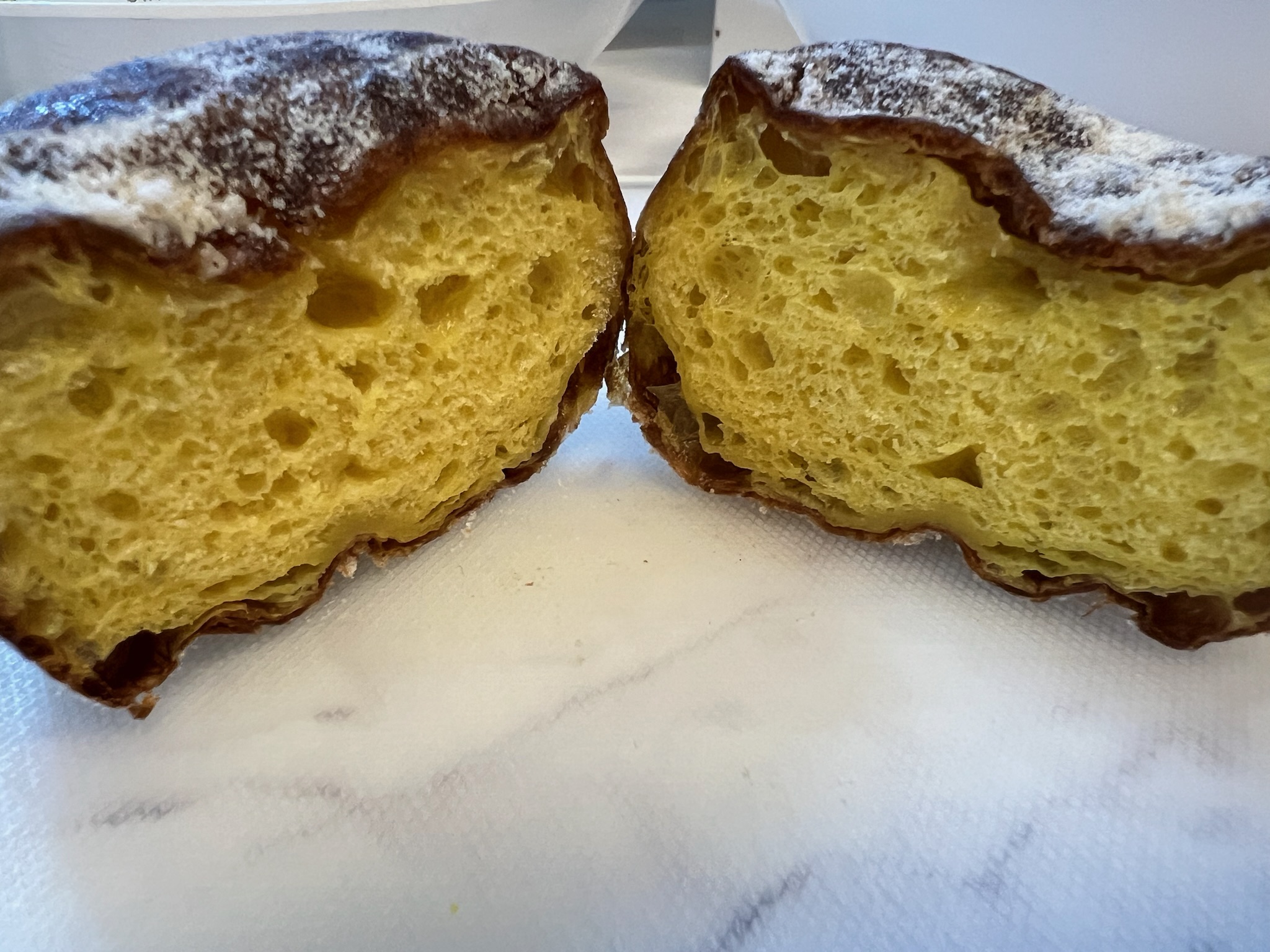I'm donut ? プレーンの断面 黄色いブリオッシュ生地
