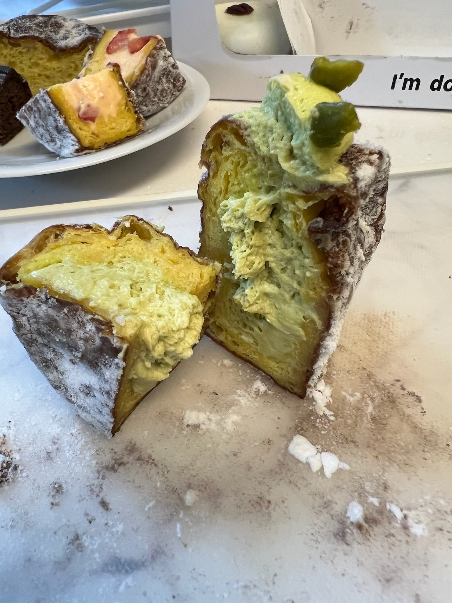 I'm donut ? ピスタチオクリーム入りドーナツの断面