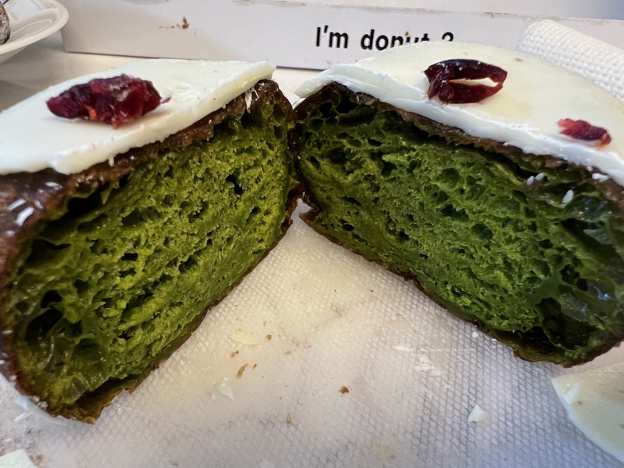 I'm donut ? 抹茶生地にホワイトチョコとクランベリーをのせたドーナツの断面
