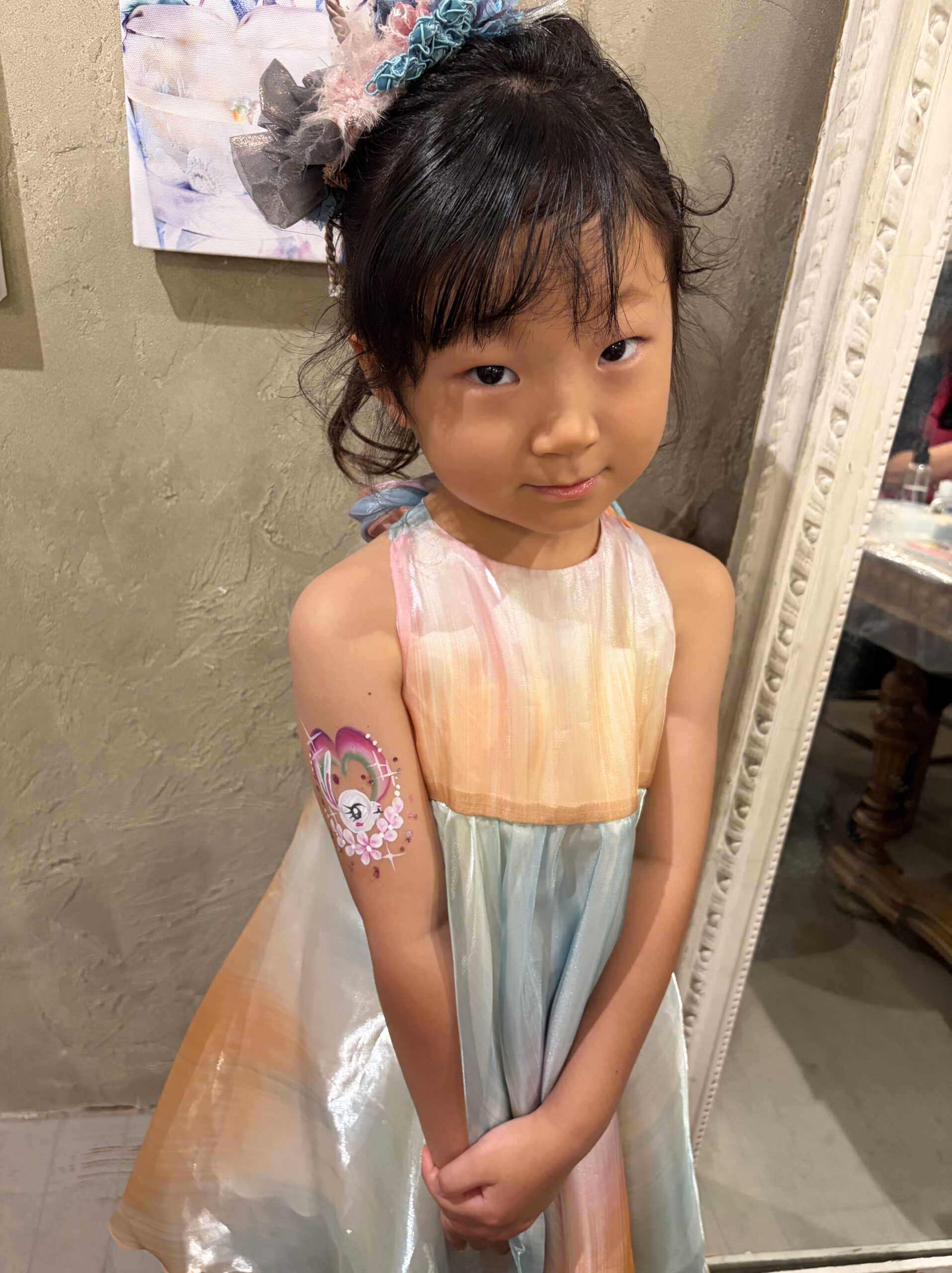 ボディアート 腕に描かれたユニコーンと花