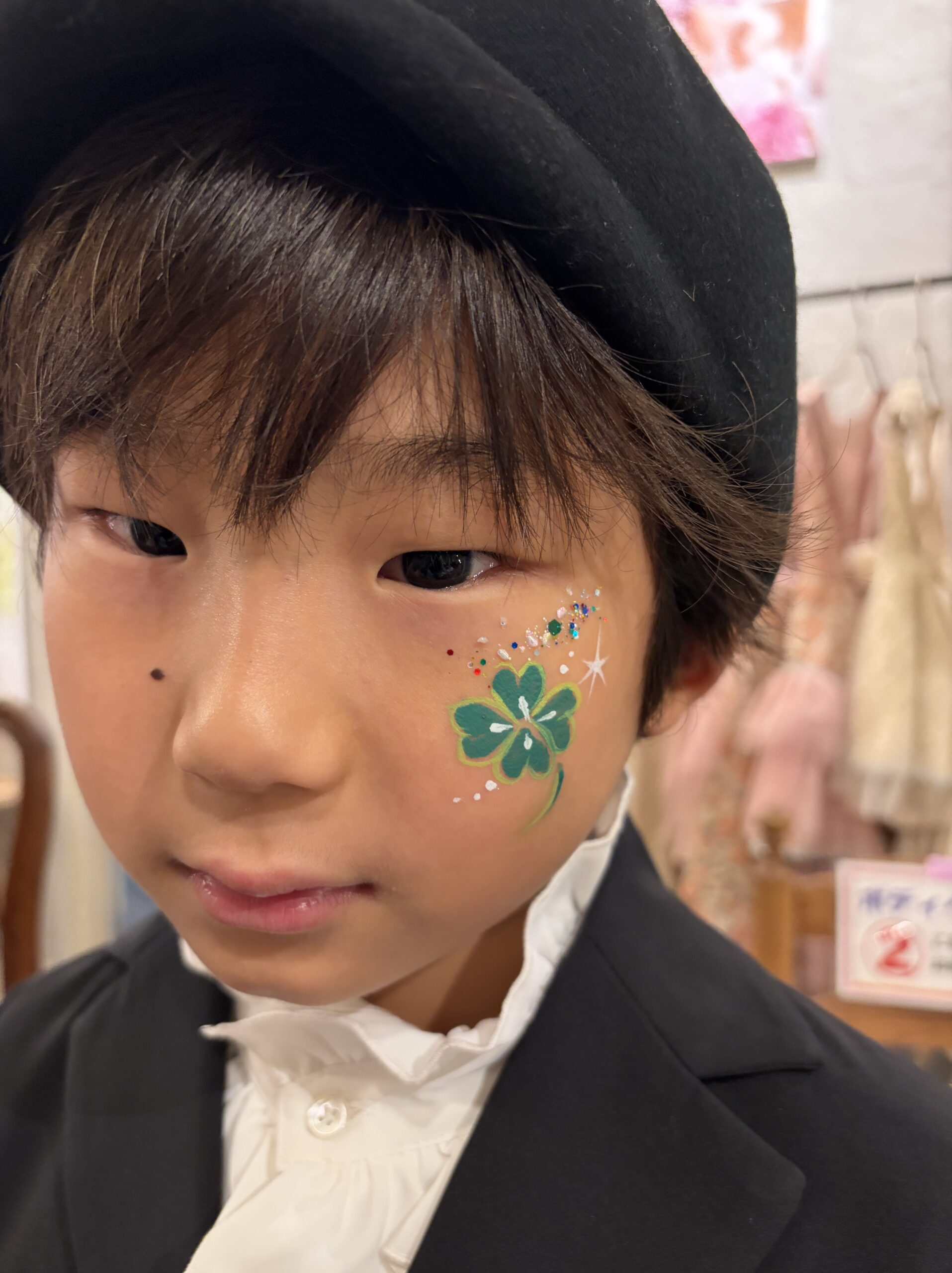 フェイスアート 四つ葉のクローバーとラメ