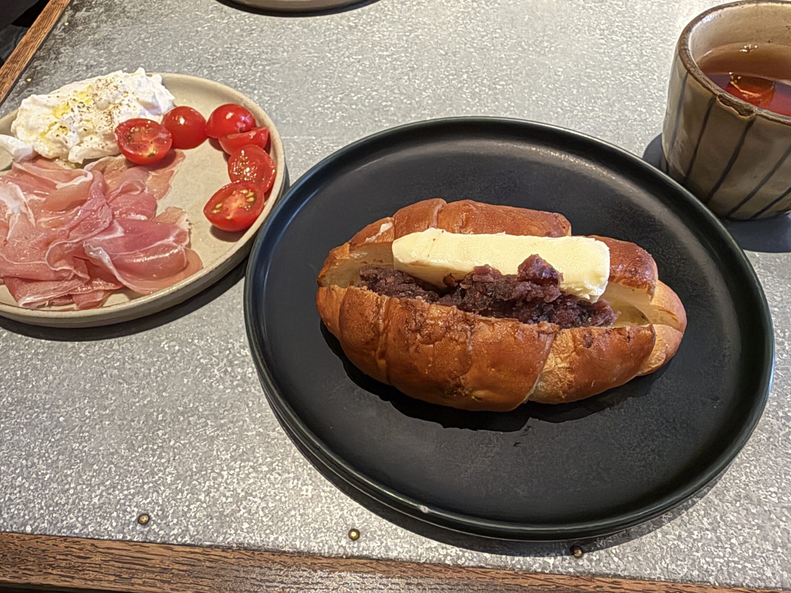 flour+water中目黒 スペシャルブランチの前菜 生ハムとブッラータチーズとあんバター