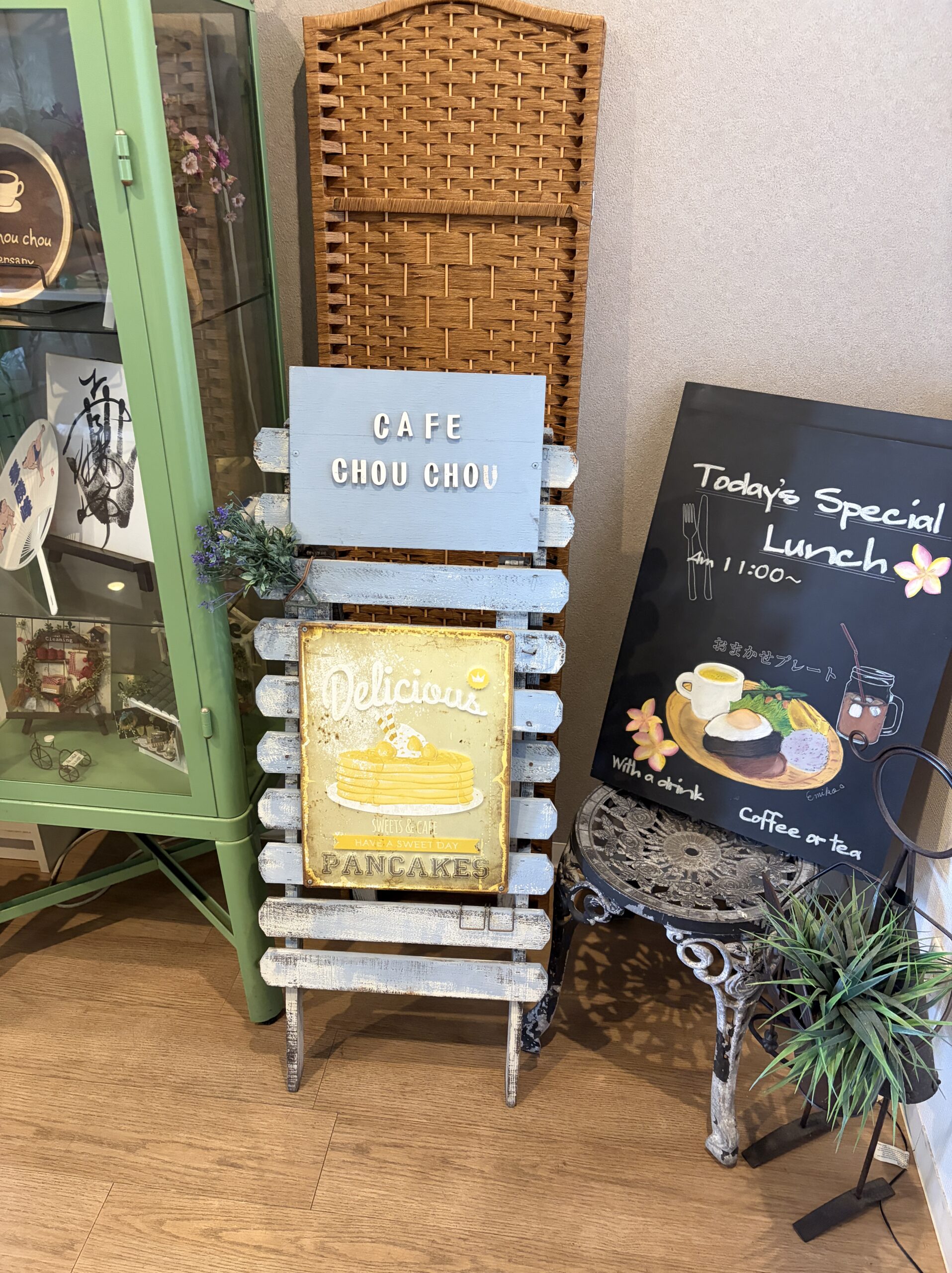 カフェシュシュ滝不動 店内の看板とTodays Special Lunchのボード