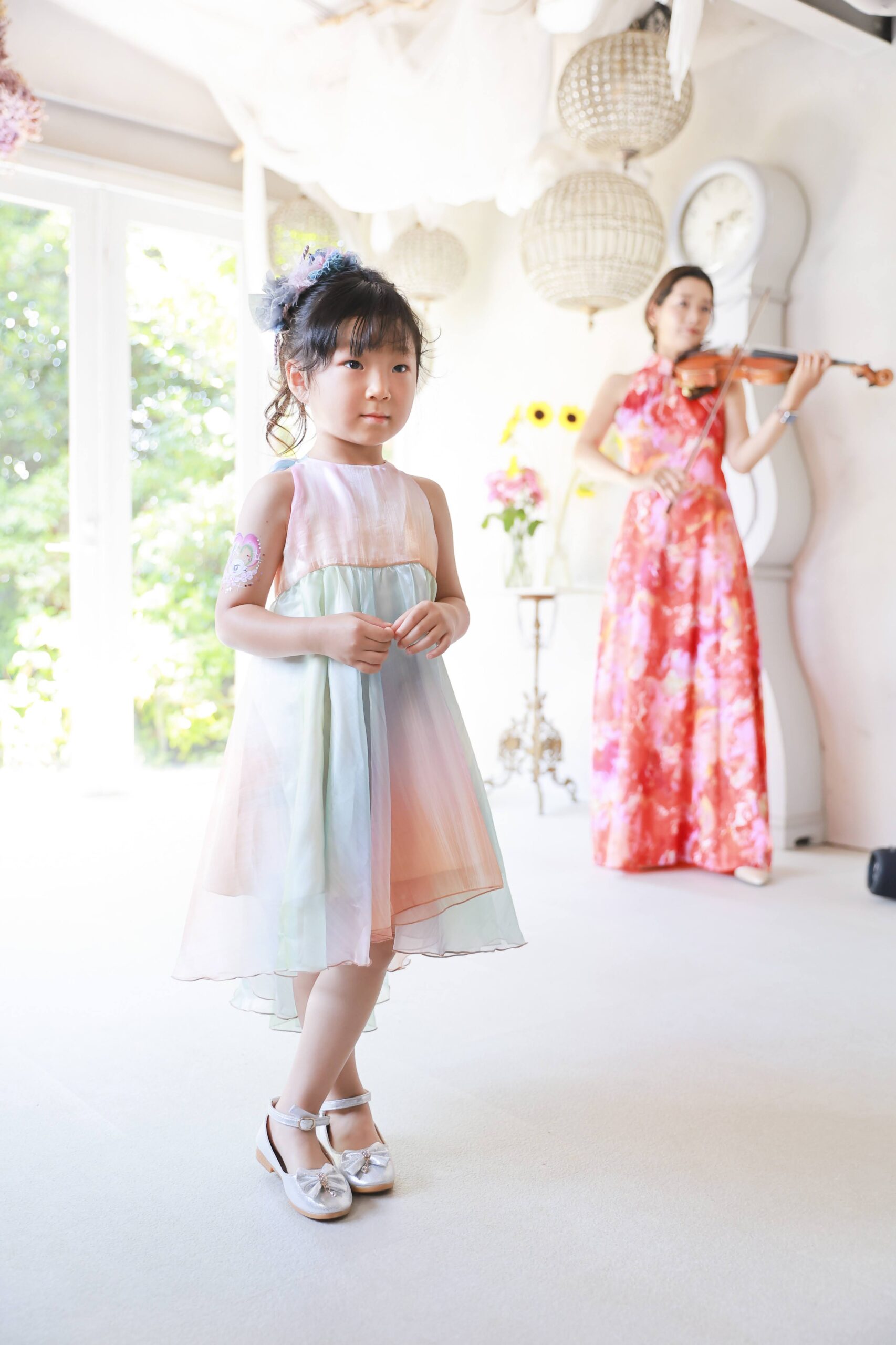 リリアの城 バイオリンの生演奏とランウェイを歩く子ども