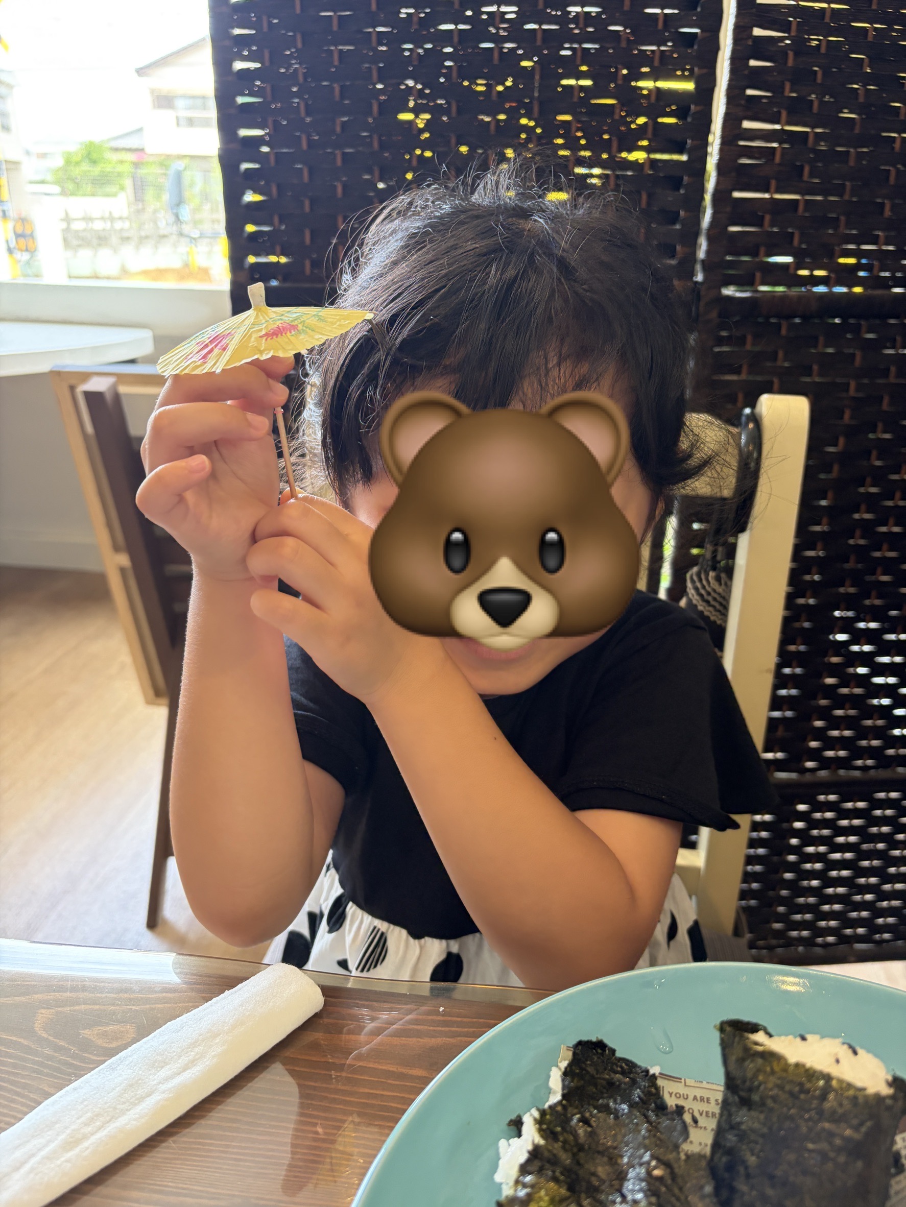 キッズプレートの紙の傘を手に持って喜ぶ子ども