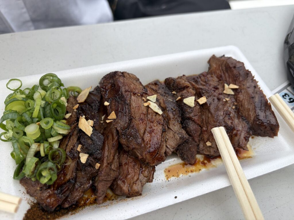 刻みネギとフライドガーリックがのった焼肉