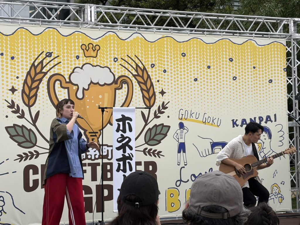 クラフトビアグランプリ2026のステージで演奏するホネボーン