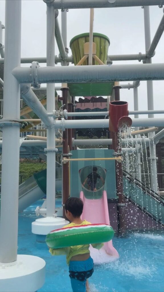 ユネッサンのバケツの水が落ちてくる滑り台のあるプール