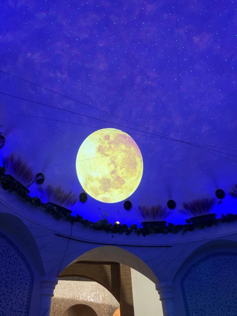 月と星が映るユネッサンのお風呂