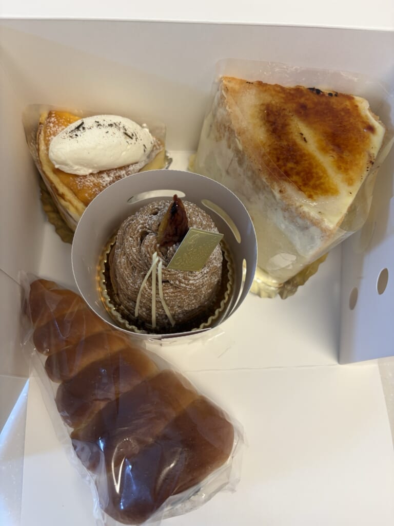 デフィで買ったケーキ3つとチョココロネ