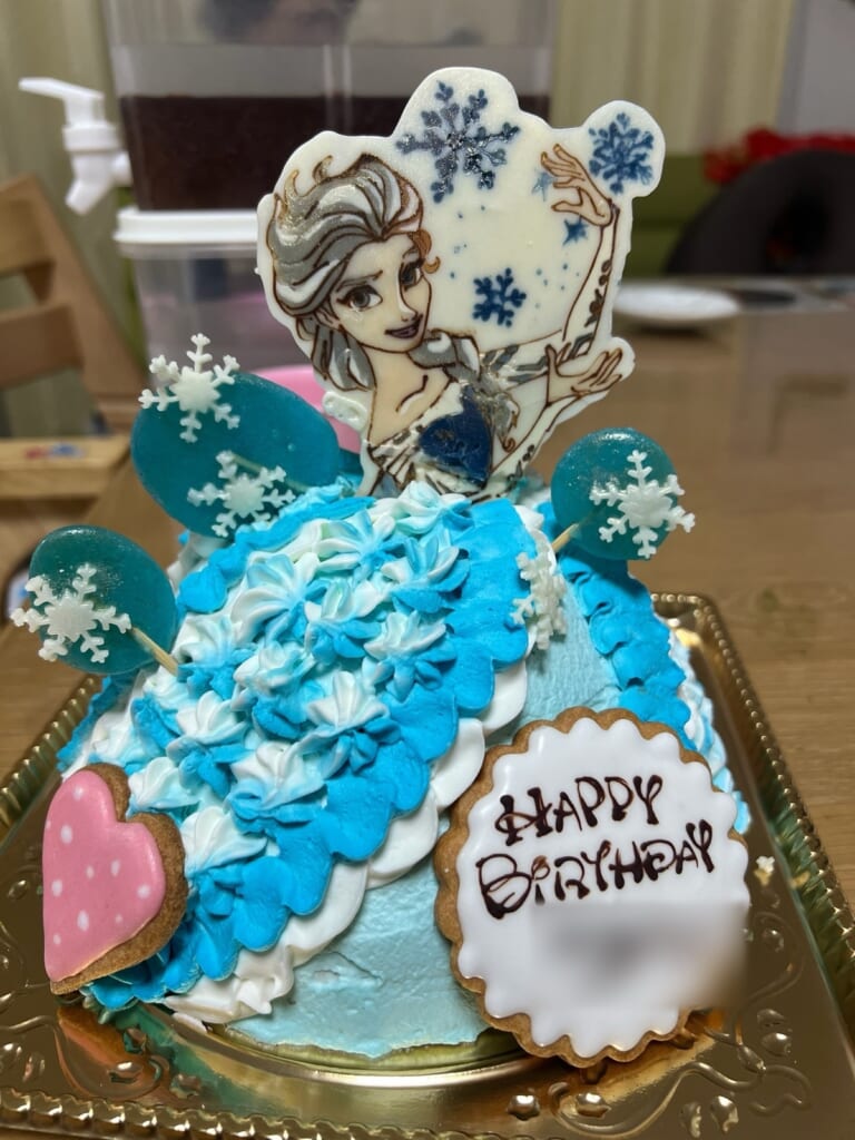 デフィにオーダーしたキャラクターのドレスケーキ