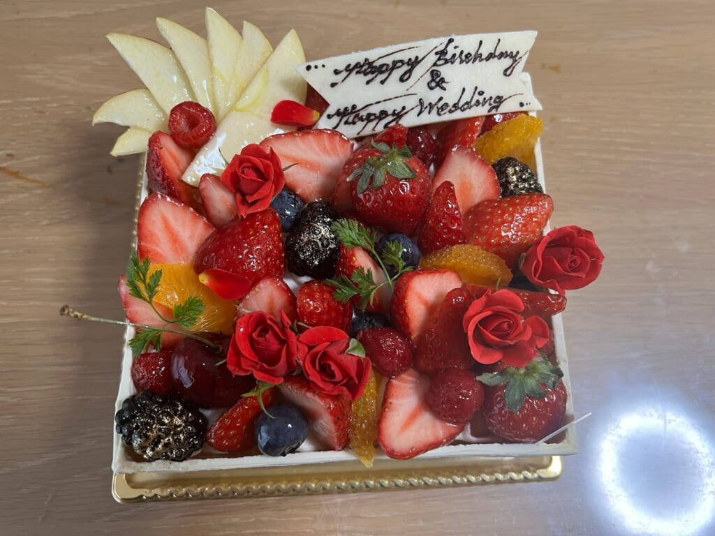 デフィにオーダーしたいちごと赤いバラのケーキ