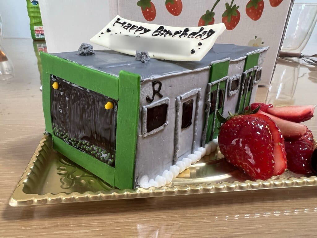 デフィにオーダーした山手線の立体ケーキ