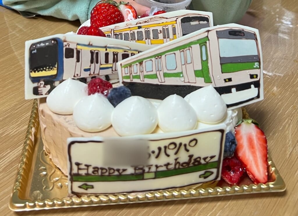 デフィにオーダーした電車3種類の絵がのったケーキ