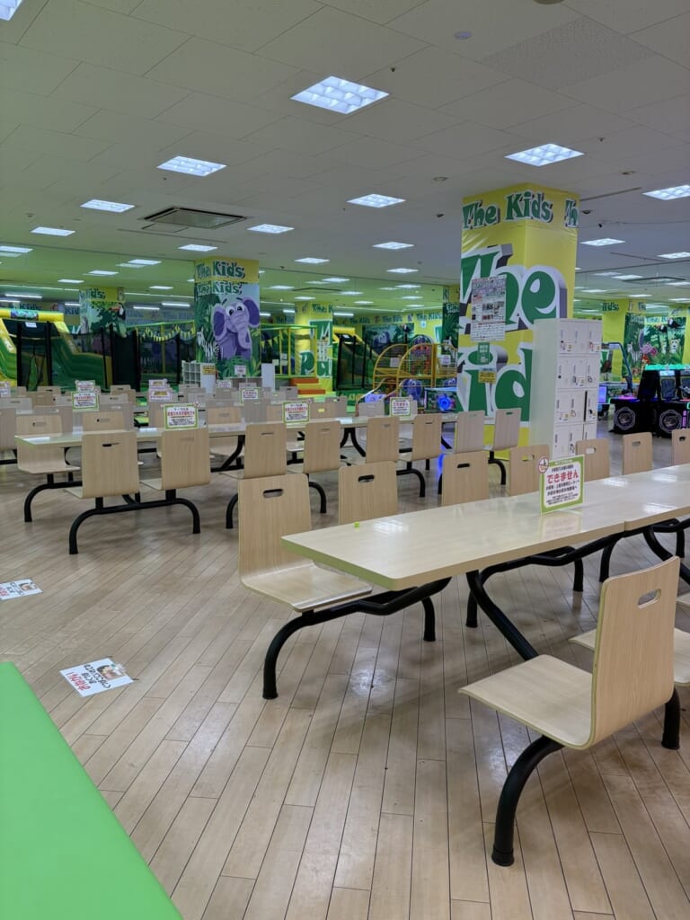 ザキッズ千葉ワンズモール店の飲食休憩コーナー