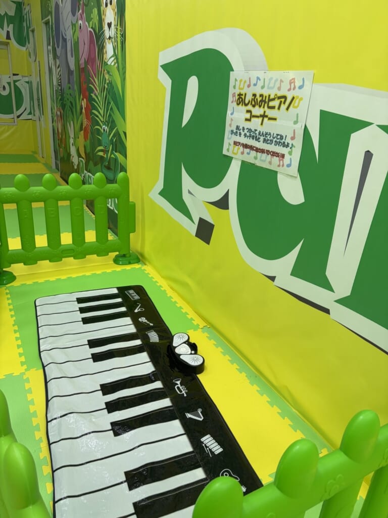 ザキッズ千葉ワンズモール店の床のピアノ