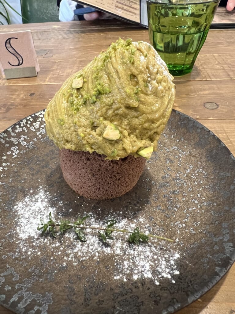 陶器屋カフェつむぎのピスタチオのシフォンケーキ