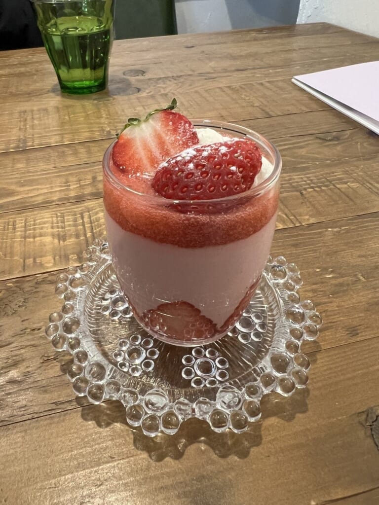 陶器屋カフェつむぎのいちごのグラスデザート
