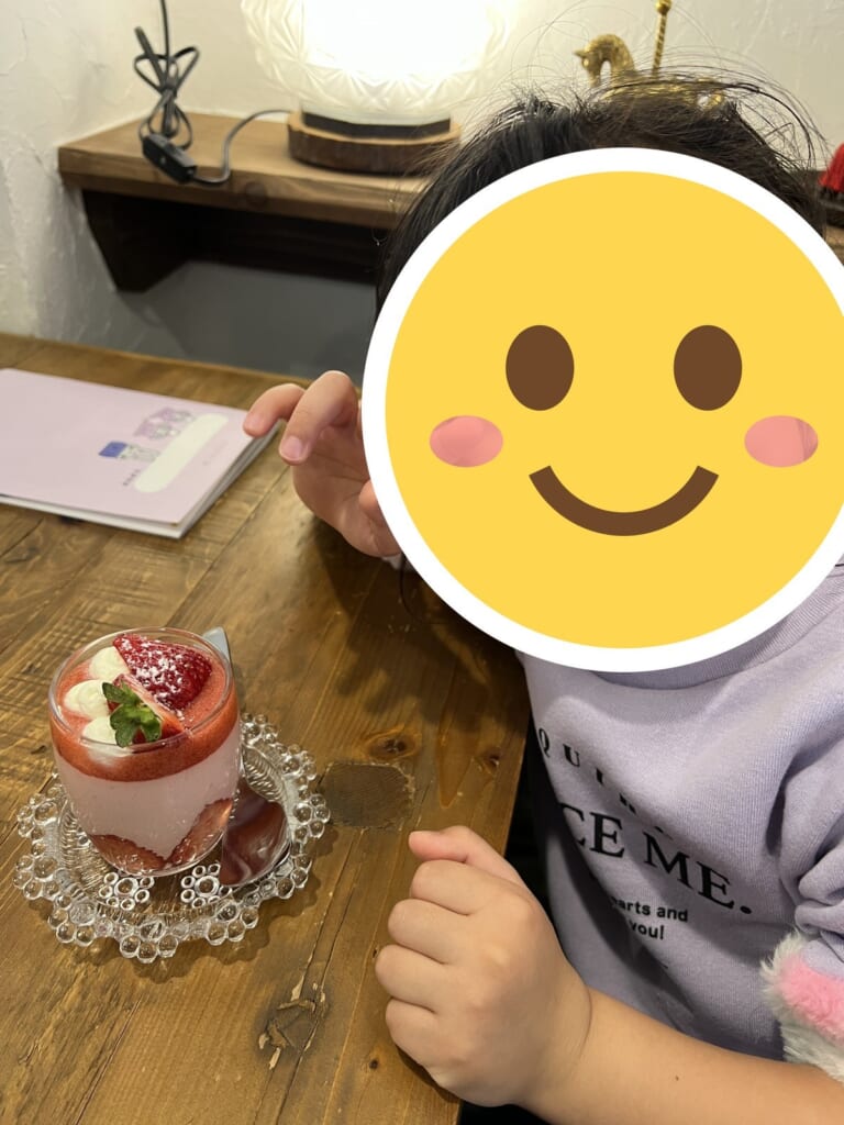 陶器屋カフェつむぎのいちごのグラスデザートと娘